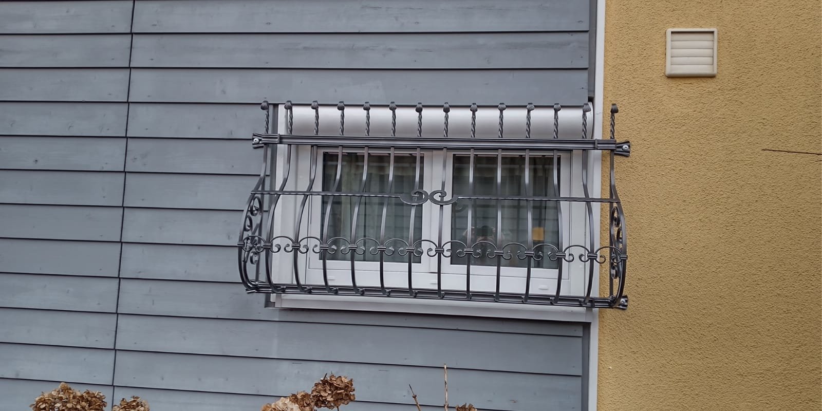 Doppel Kunststofffenster mit Gitter davor