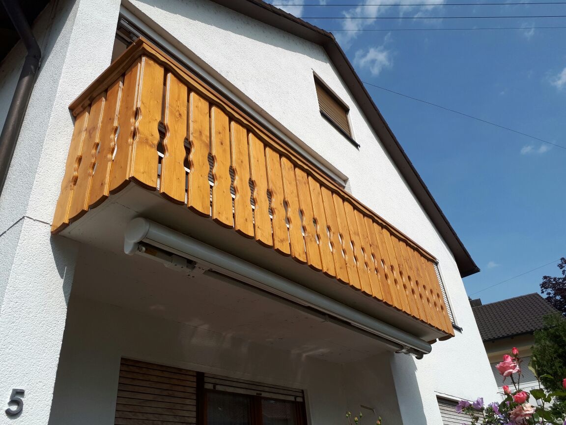 Holzbalkon eines EInfamilienhauses