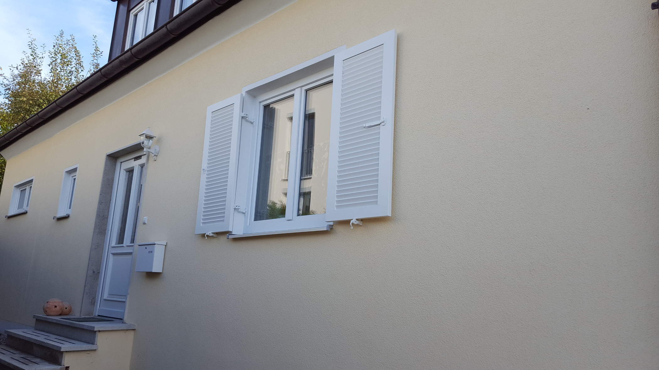 weiße Fensterläden