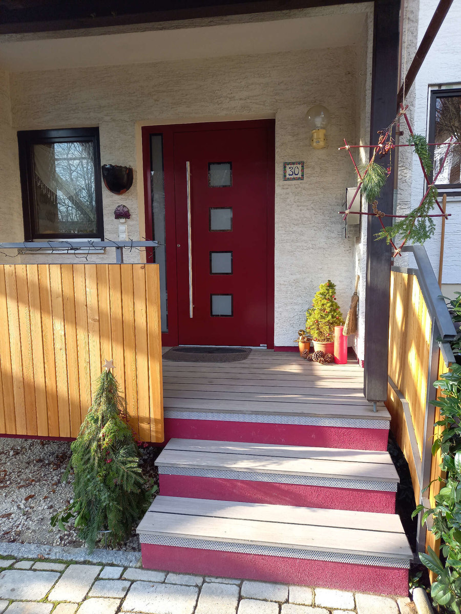 Haustüre in rot und kleine Terrasse der Schreinerei Leix