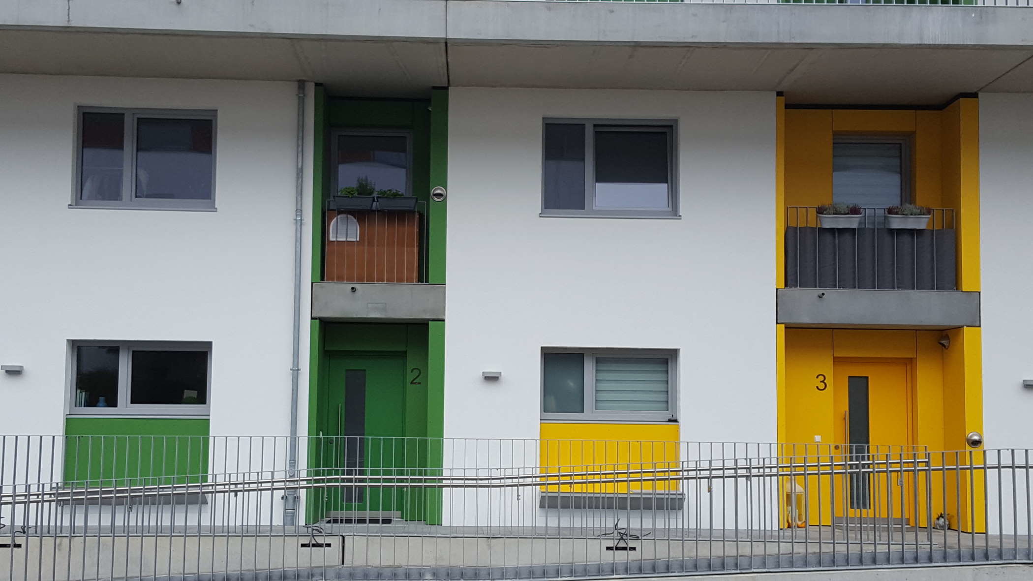 graue Kunststofffenster der Schreinerei Leix